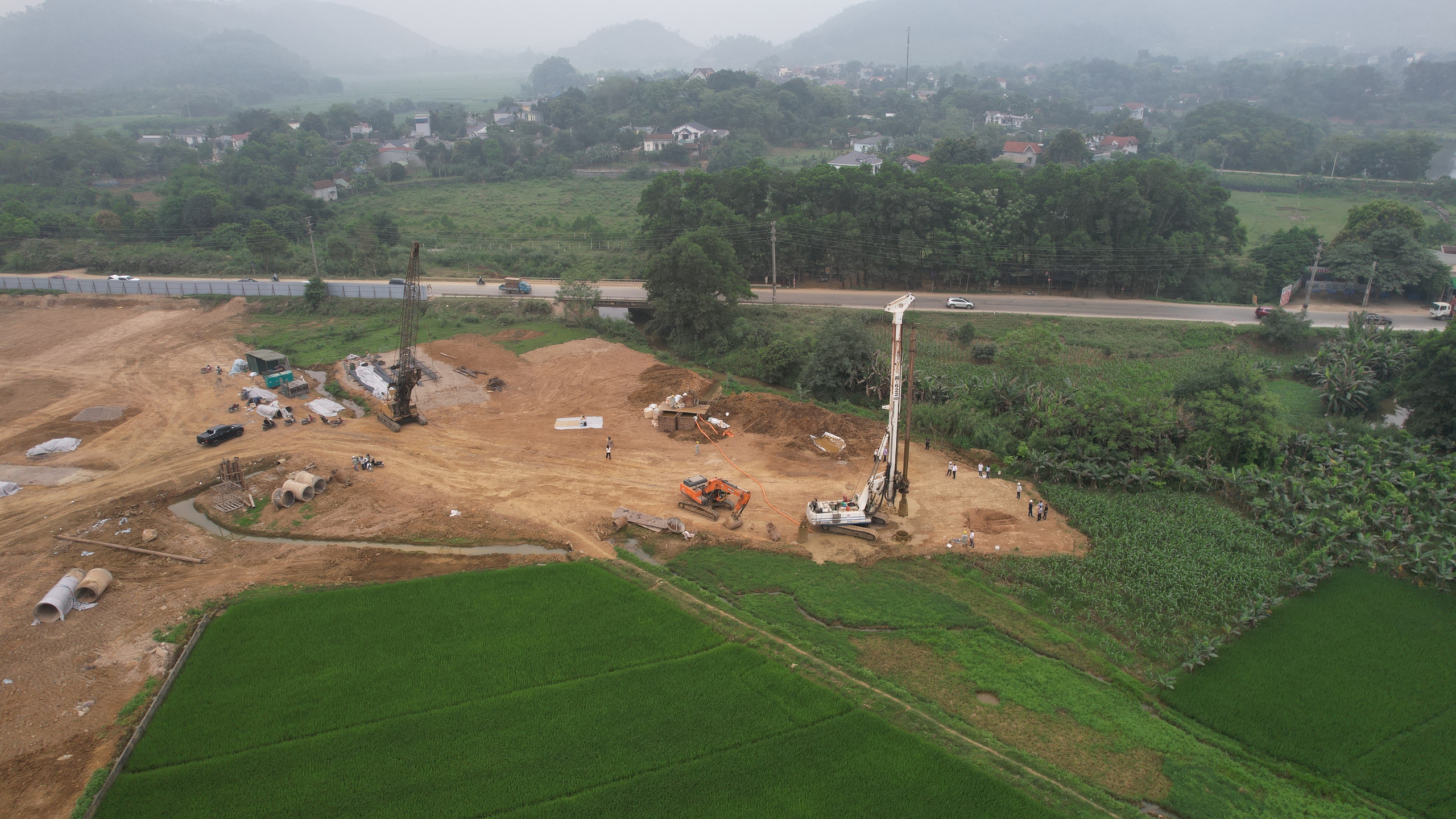 Tuyến đường 6,7km, hơn 5.200 tỷ đồng, rộng bậc nhất Việt Nam với 180m đang thi công như thế nào?- Ảnh 2.