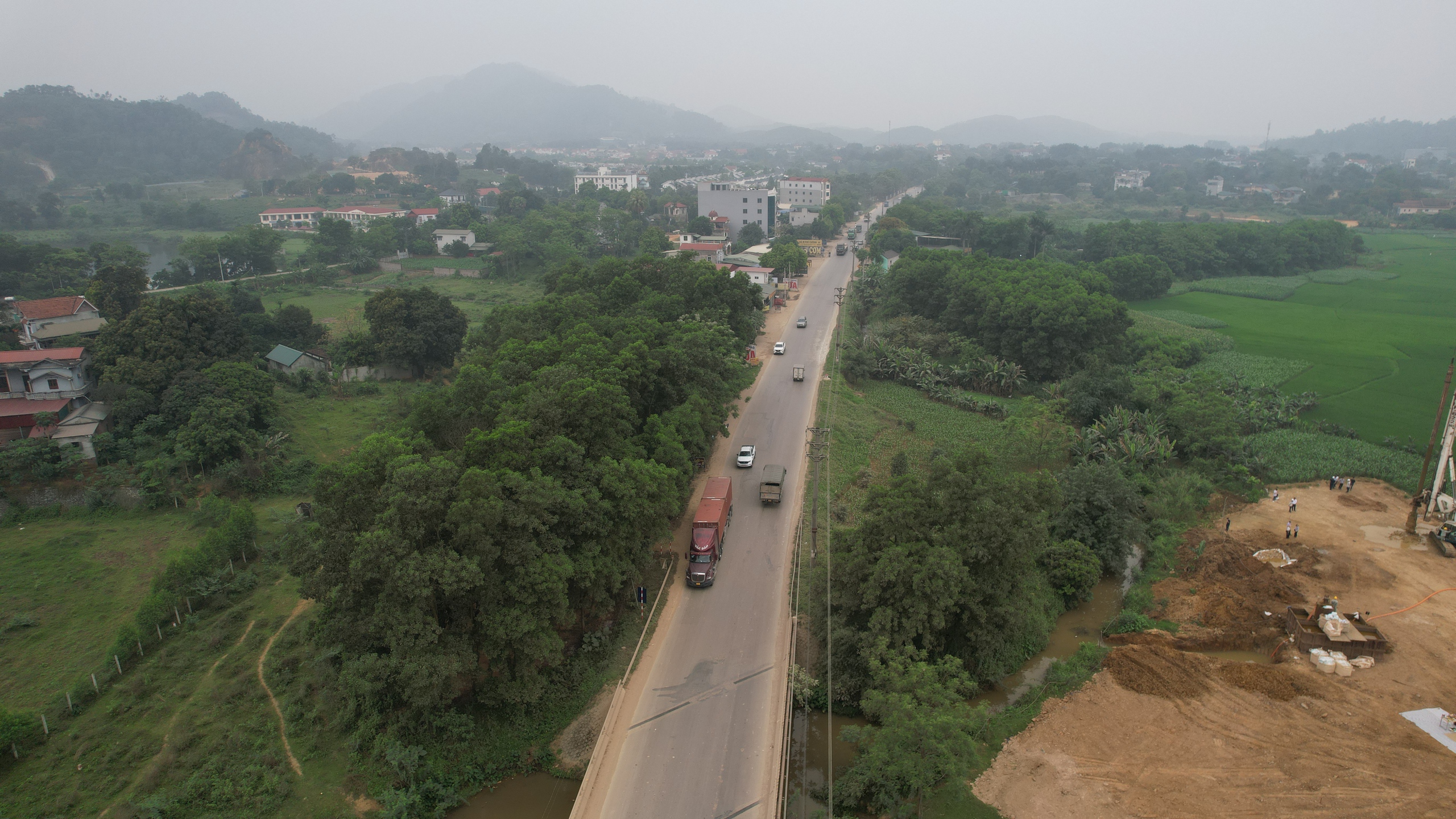 Tuyến đường 6,7km, hơn 5.200 tỷ đồng, rộng bậc nhất Việt Nam với 180m đang thi công như thế nào?- Ảnh 1.