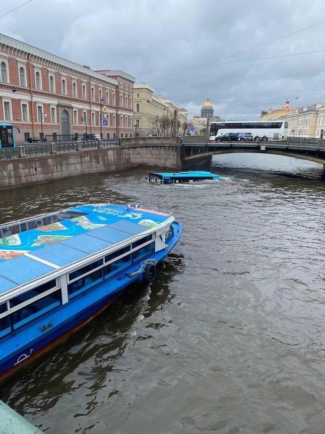 Nga: Xe buýt lao khỏi cầu rồi chìm nghỉm ở St Petersburg- Ảnh 3.