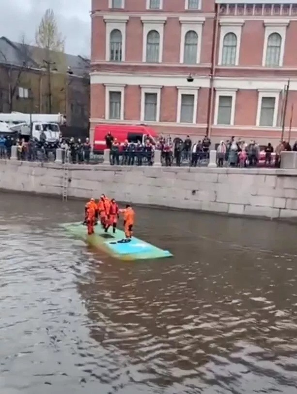 Nga: Xe buýt lao khỏi cầu rồi chìm nghỉm ở St Petersburg- Ảnh 2.