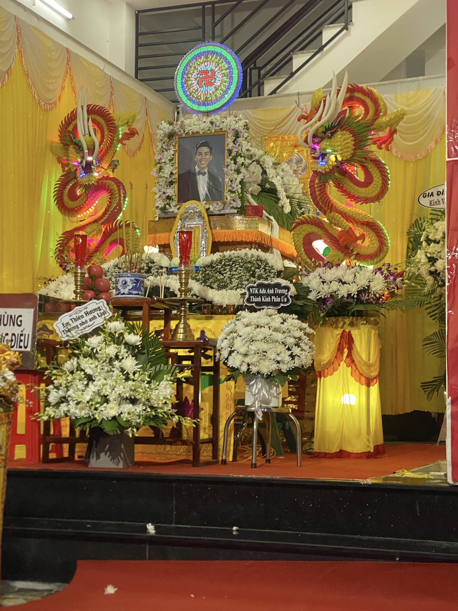 Tang lễ Lâm Nguyễn (Người ấy là ai): Bạn bè gửi hoa chia buồn, nụ cười trên di ảnh gây xót xa- Ảnh 1.