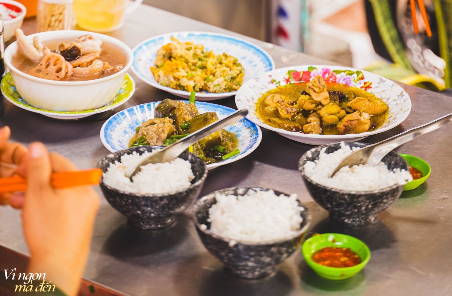 Đi ăn cơm bình dân kiểu người Hoa: Cửa tiệm bán 3 đời mỗi ngày nấu hơn 30 món cầu kỳ, đông khách đến nỗi không dám mở trên ứng dụng giao đồ ăn- Ảnh 13.
