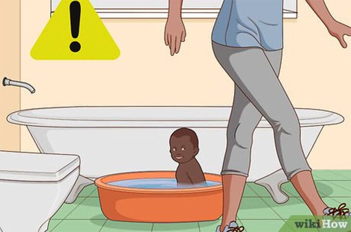 Mẹ bắt ngâm nước để hạ sốt mà không trông nom, em bé chết đuối trong bồn tắm- Ảnh 1.