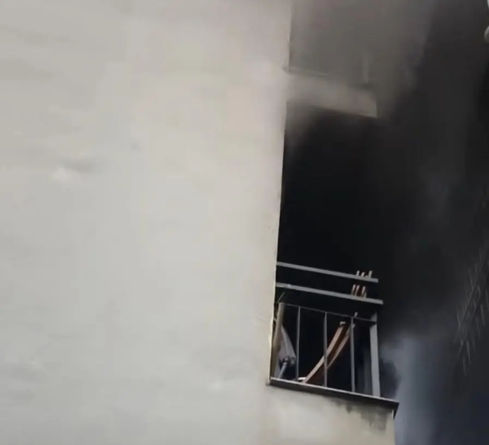 Hà Nội: Cháy nhà 5 tầng trong ngõ trên phố Tam Khương, nhiều người hoảng loạn- Ảnh 1.