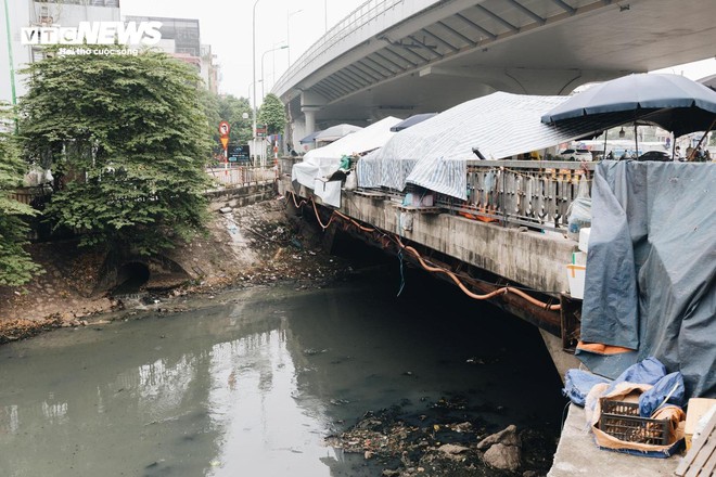 1km 40 họng xả thải, sông Tô Lịch thành cống nước đen lộ thiên- Ảnh 23.