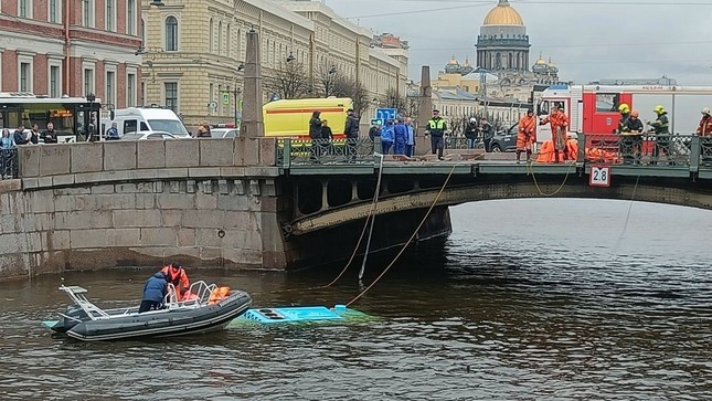 Nga: Xe buýt lao khỏi cầu rồi chìm nghỉm ở St Petersburg- Ảnh 1.