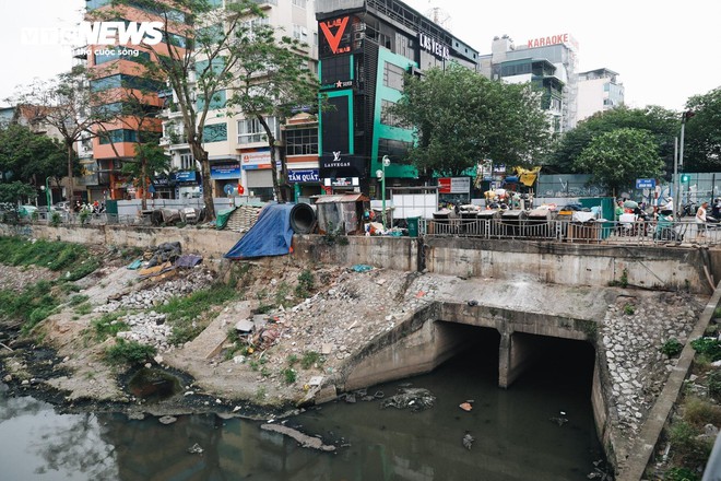 1km 40 họng xả thải, sông Tô Lịch thành cống nước đen lộ thiên- Ảnh 11.