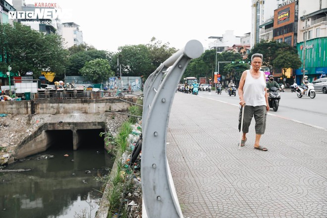 1km 40 họng xả thải, sông Tô Lịch thành cống nước đen lộ thiên- Ảnh 9.