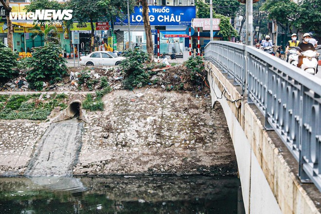 1km 40 họng xả thải, sông Tô Lịch thành cống nước đen lộ thiên- Ảnh 6.