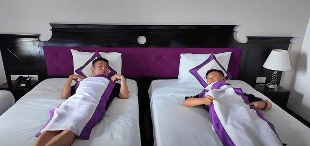 Quang Linh Vlogs thắc mắc sao chăn ở khách sạn lại nhỏ xíu: Hoá ra nhiều người cũng dùng sai công dụng của vật này!- Ảnh 1.