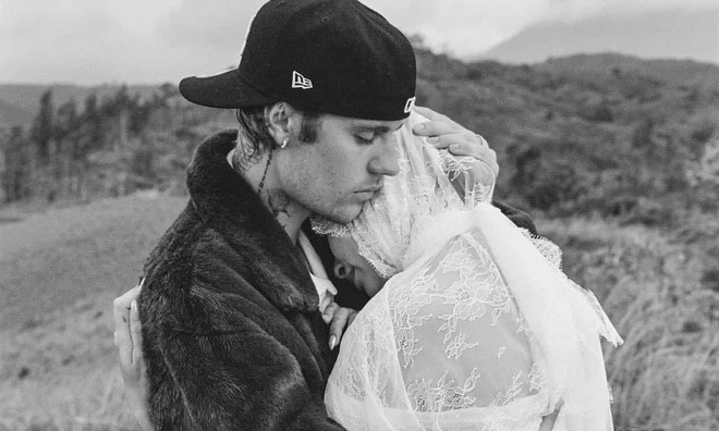 HOT: Justin Bieber và Hailey Bieber chuẩn bị đón con đầu lòng, bộ ảnh váy cưới bụng bầu hút gần 10 triệu like- Ảnh 1.
