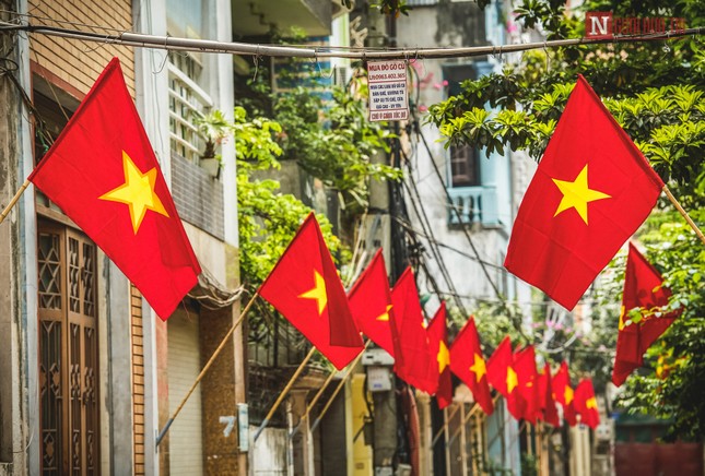 Mỗi hộ gia đình ở Hà Nội được tặng 1 lá cờ Tổ quốc dịp kỷ niệm 70 năm Giải phóng Thủ đô- Ảnh 1.