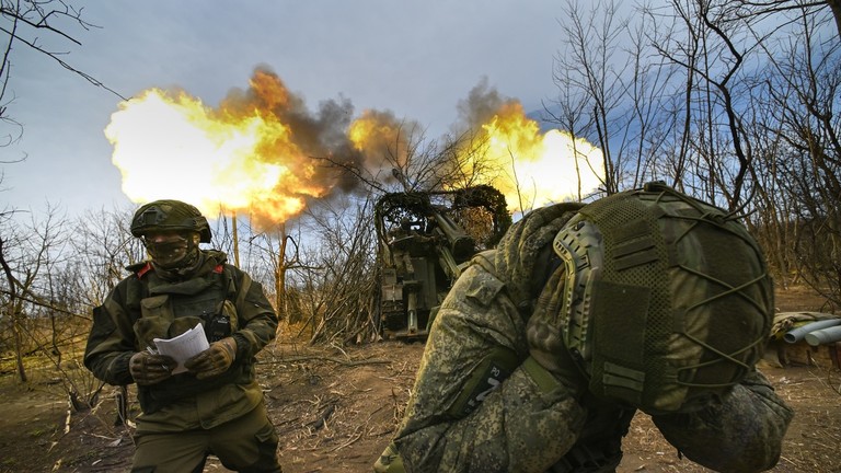 Quân nhân Nga bắn pháo tự hành Giatsint-S về phía các vị trí của Ukraine. Ảnh: Sputnik
