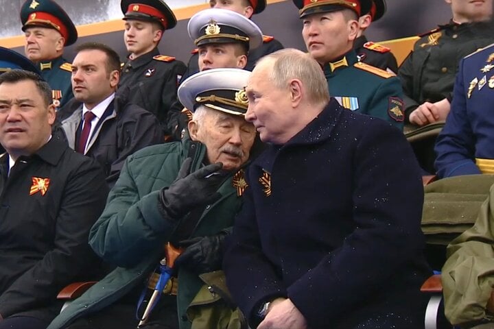 2 cụ già ngồi cạnh Tổng thống Putin trong lễ duyệt binh 9/5 là ai?- Ảnh 2.