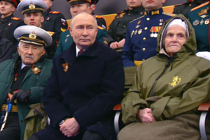 2 cụ già ngồi cạnh Tổng thống Putin trong lễ duyệt binh 9/5 là ai?- Ảnh 1.