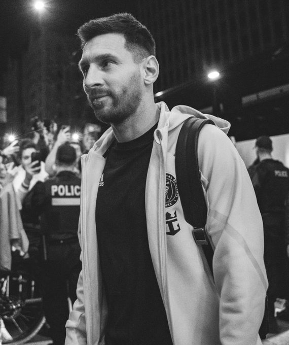 Sức hút khó tin của Messi: Fan đứng kín đường chào đón, chen chúc nghẹt thở cho vài giây ngắm thần tượng- Ảnh 1.