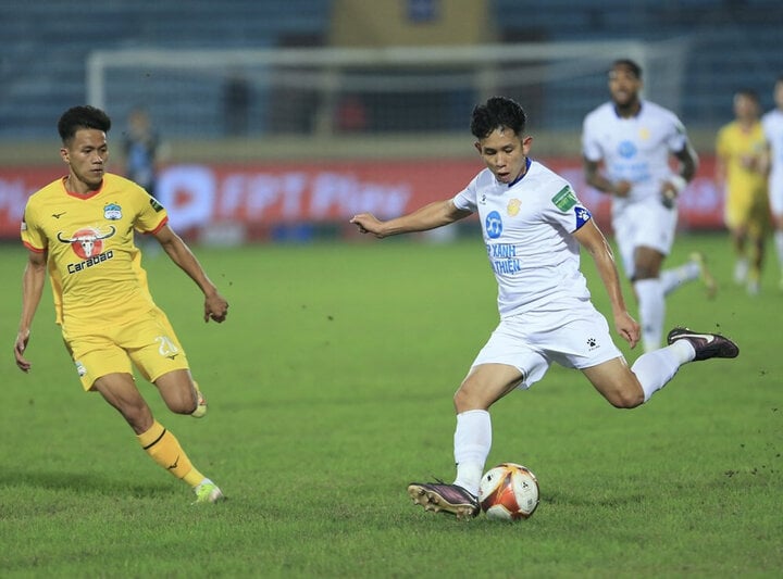 Giữa cuộc đua vô địch, Nam Định FC mất chân sút chủ lực- Ảnh 2.