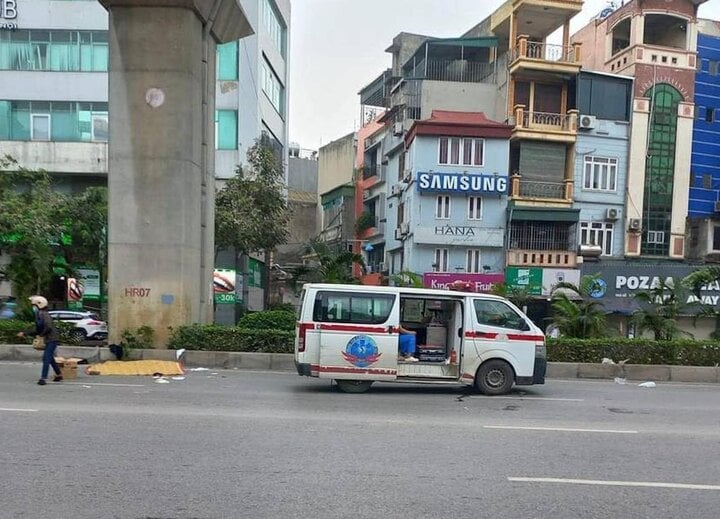 Nghi tự ngã, 2 thiếu niên đi xe máy điện thương vong- Ảnh 1.