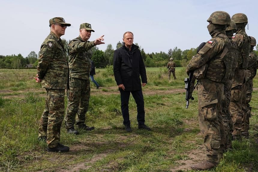 Thủ tướng Ba Lan Donald Tusk (giữa) thăm biên giới Ba Lan - Belarus, đồng minh của Nga, ngày 11-5. ẢNH: EPA-EFE