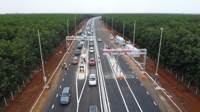 Cao tốc Phan Thiết - Dầu Giây vẫn ngổn ngang sau 1 năm vận hành- Ảnh 1.