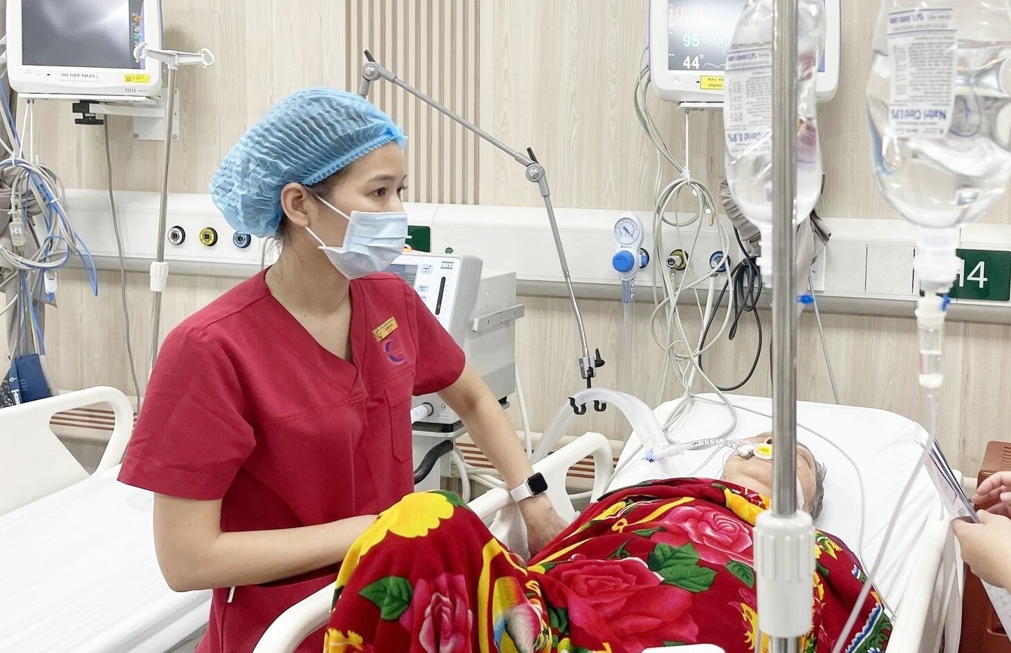 Nữ điều dưỡng Bệnh viện Bạch Mai chia sẻ chuyện giành giật sự sống cho bệnh nhân- Ảnh 1.