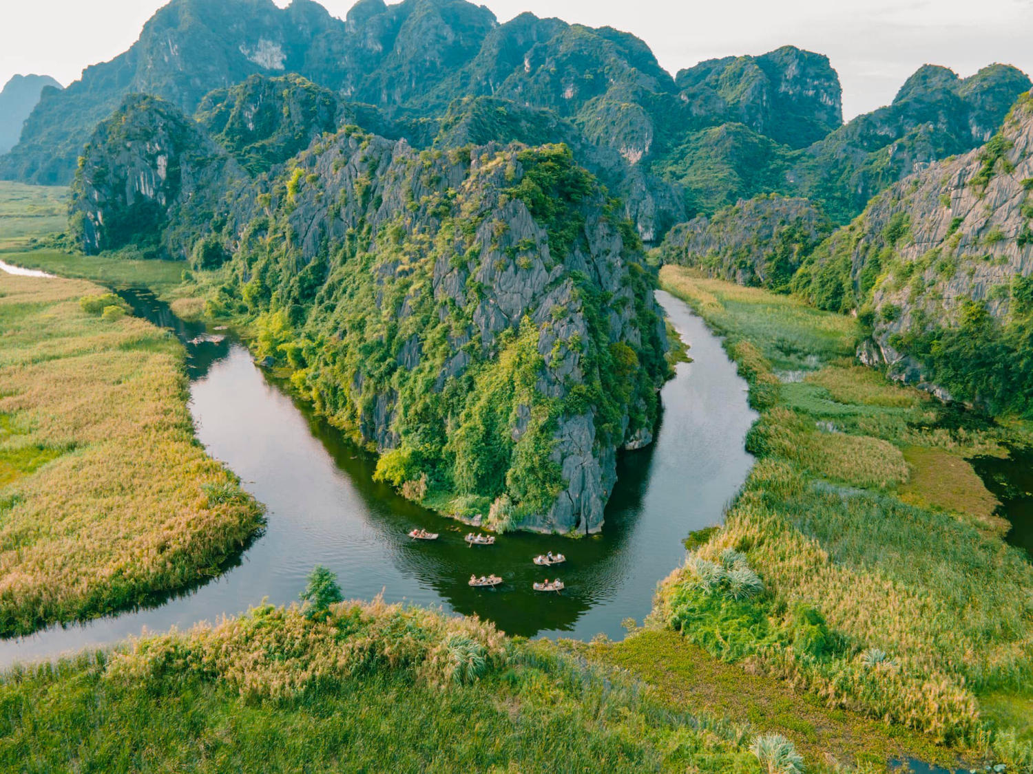 Điểm đến 'chữa lành' cách Hà Nội hơn 80km: Được mệnh danh là 'vịnh không sóng', chốn 'bồng lai tiên cảnh' hữu tình- Ảnh 2.