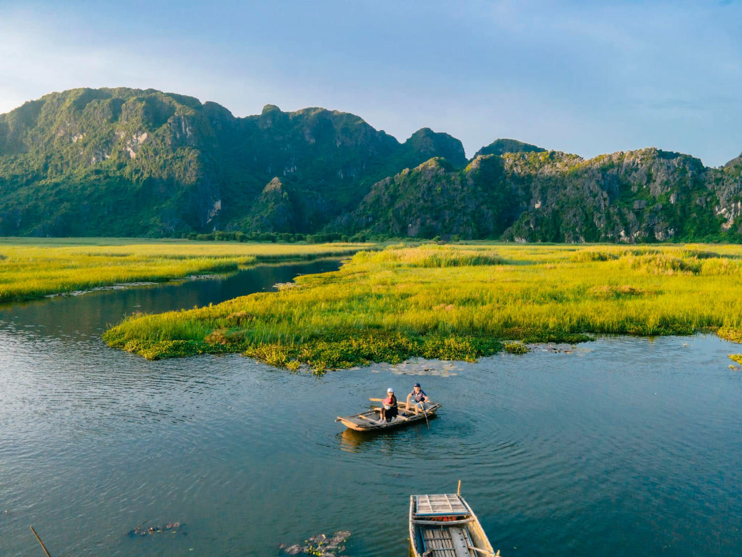 Điểm đến 'chữa lành' cách Hà Nội hơn 80km: Được mệnh danh là 'vịnh không sóng', chốn 'bồng lai tiên cảnh' hữu tình- Ảnh 4.