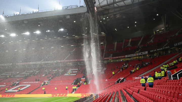Sân Old Trafford thủng cả mái che, mưa dội xuống như thác đổ- Ảnh 1.