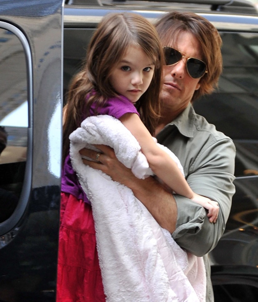 Vừa tròn 18 tuổi và bị cắt trợ cấp, Suri Cruise bỏ ngay họ của cha ruột Tom Cruise- Ảnh 4.