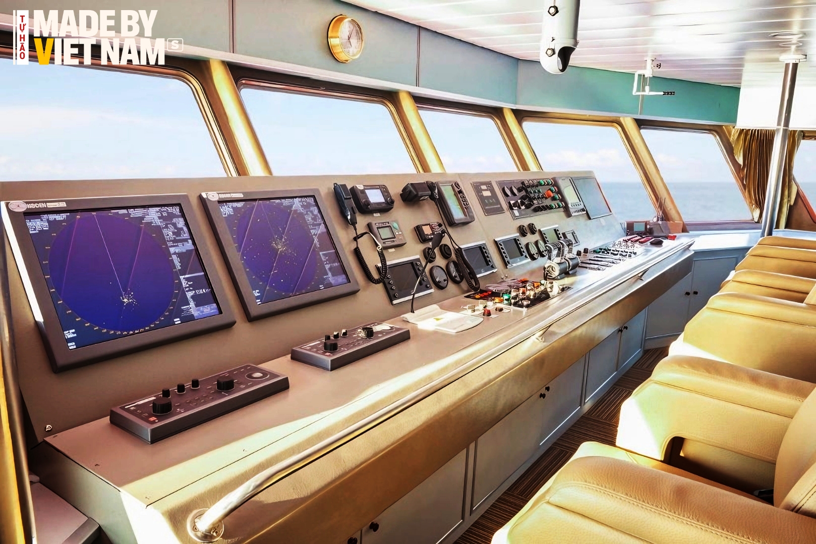 Buồng lái với 3 chỗ ngồi, được lắp hệ thống điều khiển tiên tiến, chống va chạm trên biển cùng màn hình kết nối camera quan sát tất cả các khoang để giúp lái tàu có thể xử lý các tình huống phát sinh - Ảnh: Taucaotoc.vn
