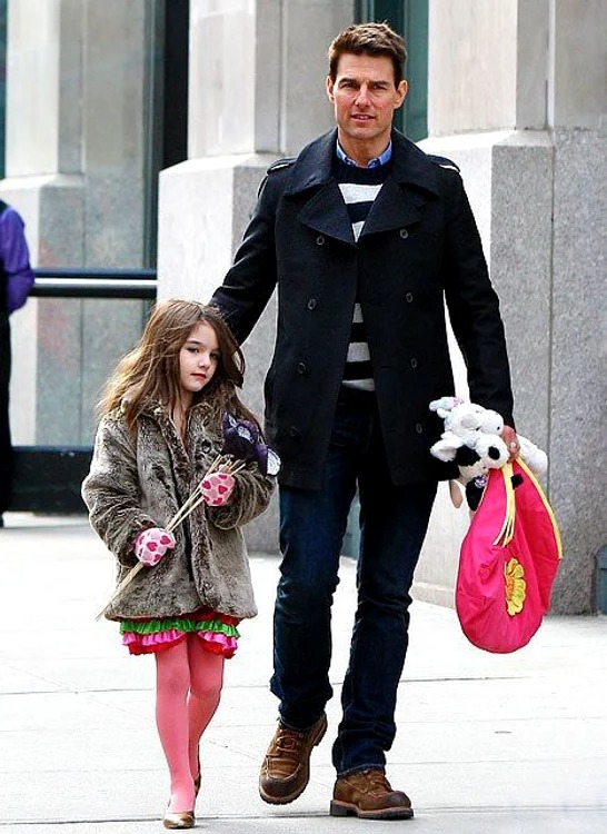 Vừa tròn 18 tuổi và bị cắt trợ cấp, Suri Cruise bỏ ngay họ của cha ruột Tom Cruise- Ảnh 6.