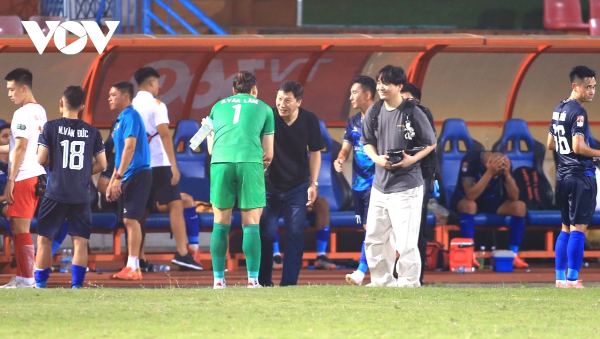 HLV Kim Sang Sik ''nhắm'' cầu thủ đặc biệt cho ĐT Việt Nam sau trận đấu V-League- Ảnh 5.