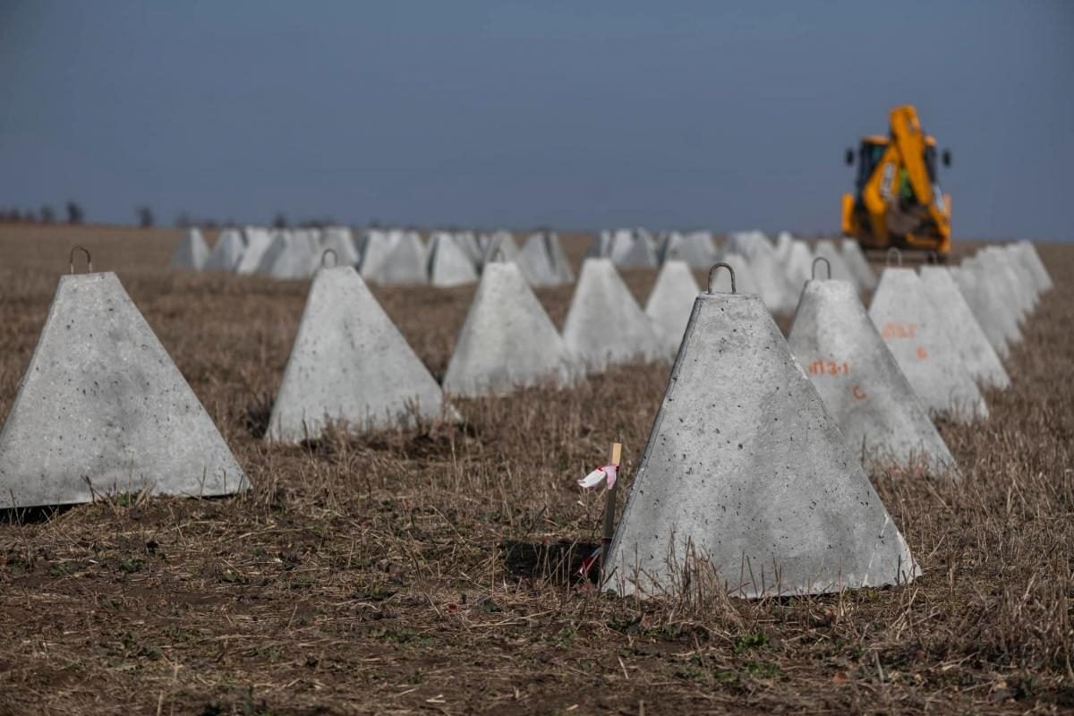 Báo Ukraine: 'Tuyến phòng thủ 3 lớp giá 176 triệu USD đang ở nơi đâu?'- Ảnh 1.