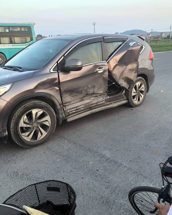 Ảnh TNGT: Honda CR-V bung túi khí rèm vì bị Toyota Fortuner đâm phải- Ảnh 4.