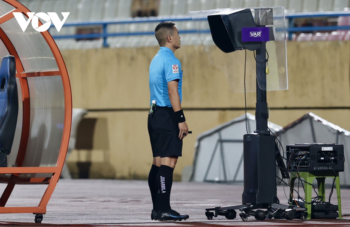 VAR tạo diễn biến nghẹt thở trong cặp đấu muộn nhất vòng 18 V-League- Ảnh 1.