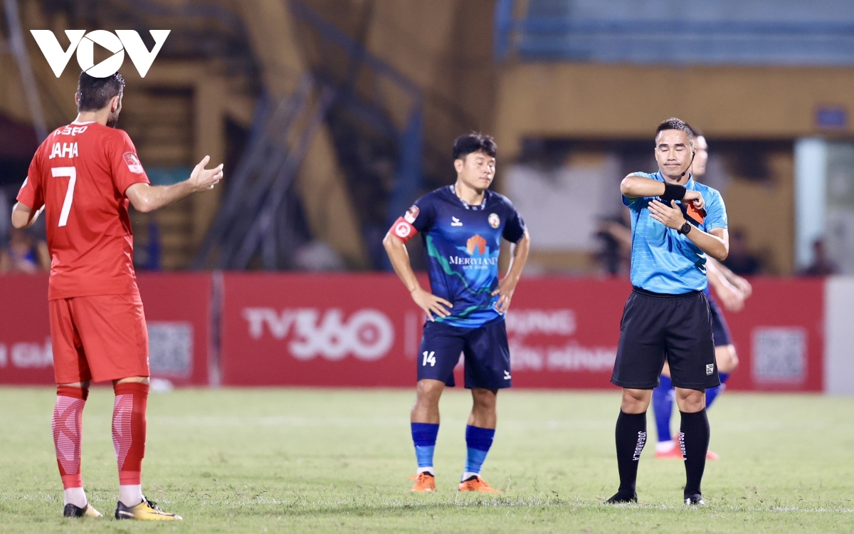 VAR tạo diễn biến nghẹt thở trong cặp đấu muộn nhất vòng 18 V-League- Ảnh 3.