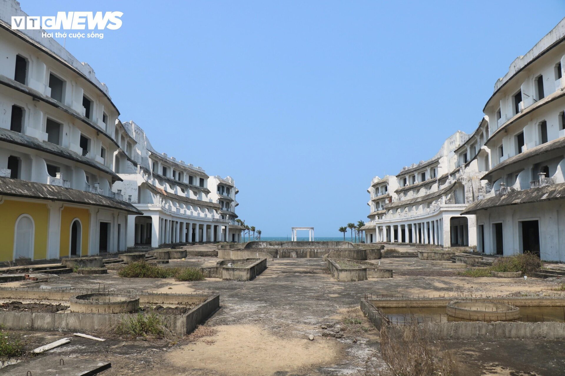Khu nghỉ dưỡng triệu đô nằm hoang tàn bên vịnh đẹp nhất thế giới- Ảnh 7.