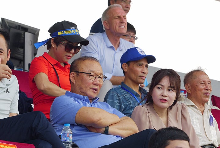 HLV Kim Sang-sik đi xem đội ông Park Hang Seo đá giải Hạng Nhì- Ảnh 2.