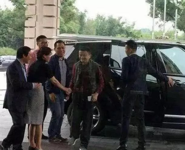 Đến buổi họp lớp, Jack Ma chụp một bức ảnh cũng gây bão mạng xã hội: Người xem gật gù ''người này xứng đáng nhận sự kính nể''- Ảnh 7.