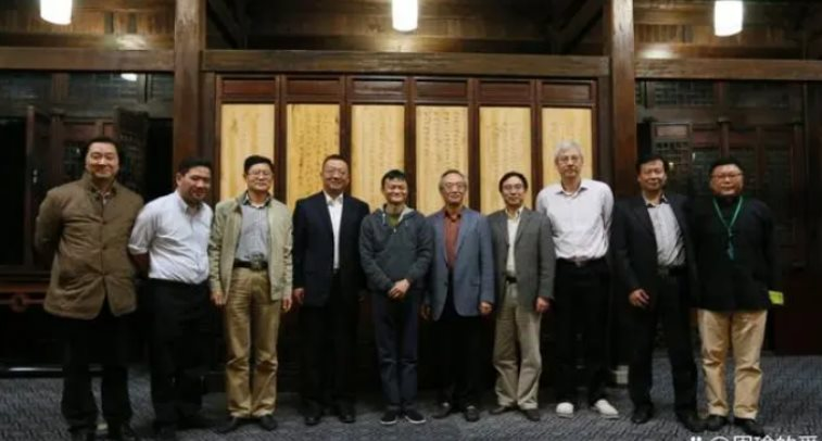 Đến buổi họp lớp, Jack Ma chụp một bức ảnh cũng gây bão mạng xã hội: Người xem gật gù ''người này xứng đáng nhận sự kính nể''- Ảnh 6.