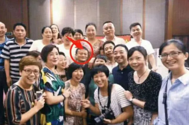 Đến buổi họp lớp, Jack Ma chụp một bức ảnh cũng gây bão mạng xã hội: Người xem gật gù ''người này xứng đáng nhận sự kính nể''- Ảnh 5.