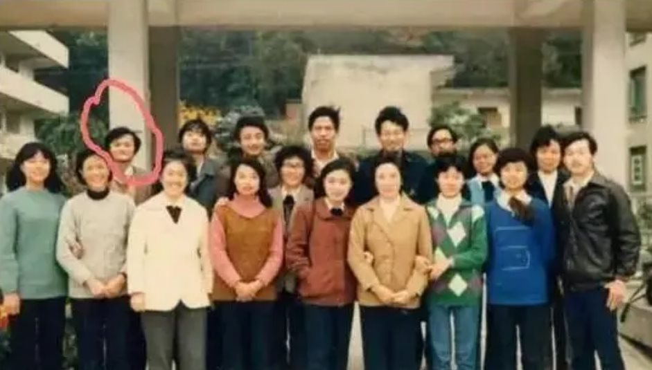 Đến buổi họp lớp, Jack Ma chụp một bức ảnh cũng gây bão mạng xã hội: Người xem gật gù ''người này xứng đáng nhận sự kính nể''- Ảnh 3.