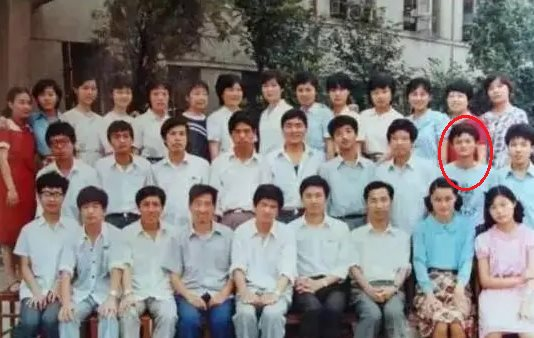 Đến buổi họp lớp, Jack Ma chụp một bức ảnh cũng gây bão mạng xã hội: Người xem gật gù ''người này xứng đáng nhận sự kính nể''- Ảnh 2.