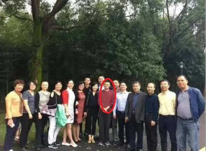 Đến buổi họp lớp, Jack Ma chụp một bức ảnh cũng gây bão mạng xã hội: Người xem gật gù ''người này xứng đáng nhận sự kính nể''- Ảnh 1.