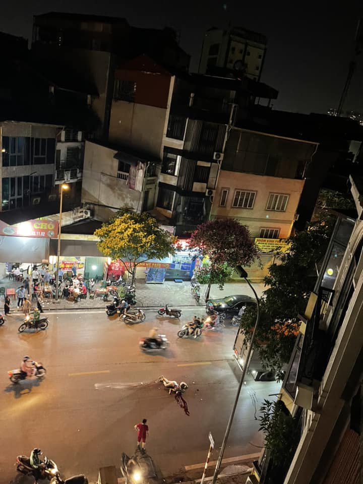 Vụ tai nạn xôn xao phố Hà Nội tối qua: Tông chết người, tài xế bỏ chạy bị dân 