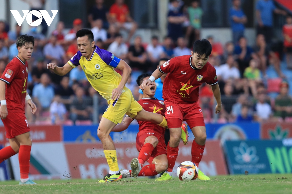 Đội hình tiêu biểu vòng 18 V-League 2023/2024: Văn Quyết sát cánh cùng Quang Hải- Ảnh 1.