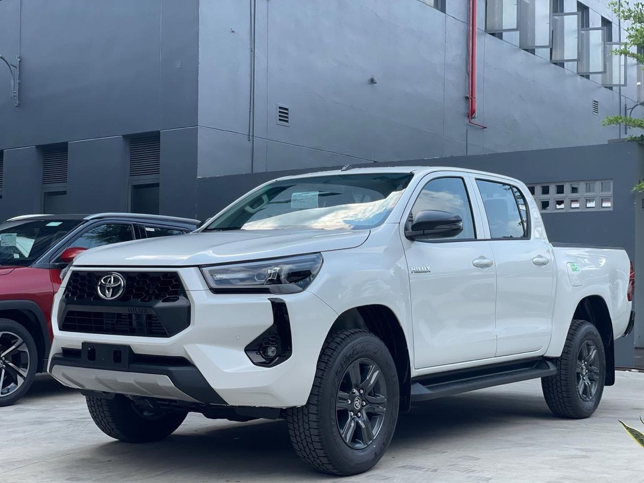 Toyota Hilux 2024 ra mắt Việt Nam: Giá từ 668 triệu, thêm trang bị đấu Ranger, nhưng có điểm chưa bằng- Ảnh 3.