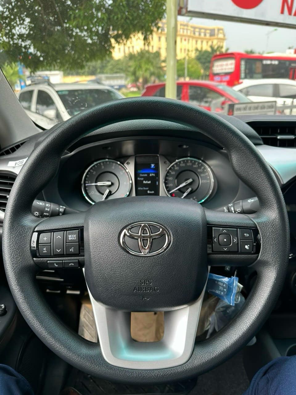 Toyota Hilux 2024 ra mắt Việt Nam: Giá từ 668 triệu, thêm trang bị đấu Ranger, nhưng có điểm chưa bằng- Ảnh 7.