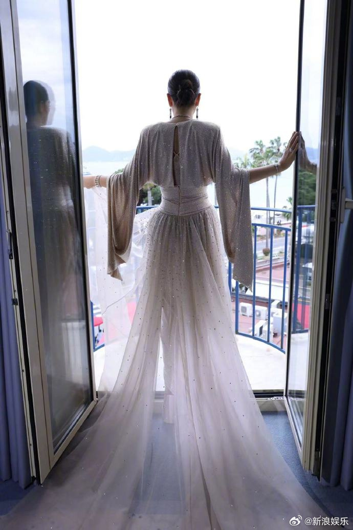 Củng Lợi tuổi 58 diện váy hở ngực xuất hiện trên thảm đỏ Cannes, vĩnh viễn là 