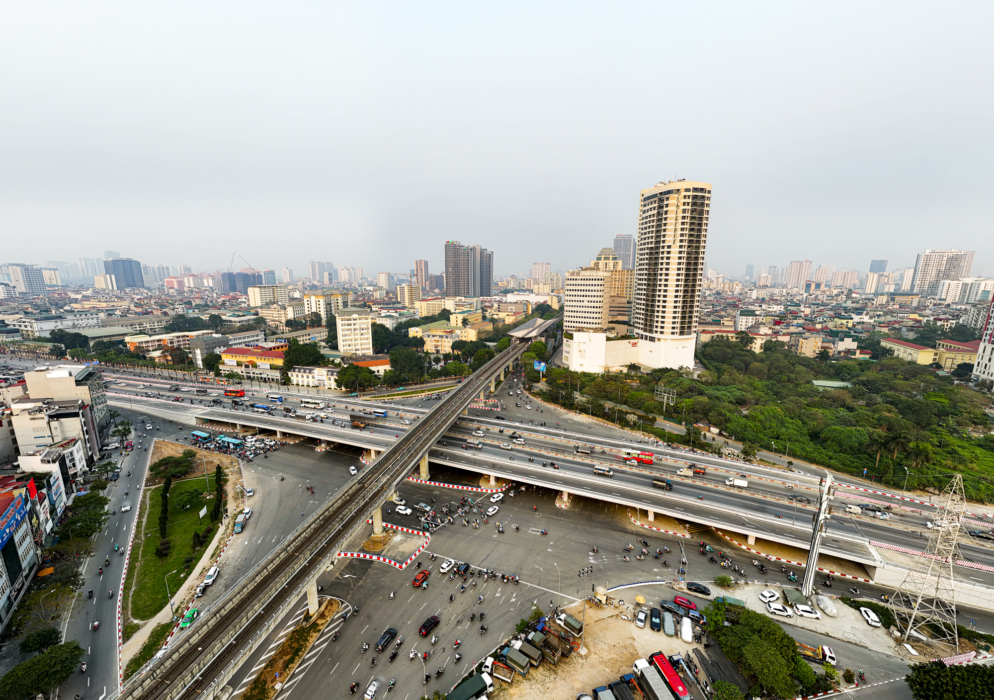 Toàn cảnh tuyến đường sắt trị giá hơn 34.000 tỷ dài 12 km, dự kiến hoạt động sau 2 tháng nữa- Ảnh 2.